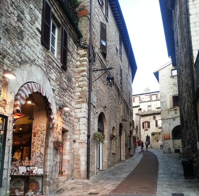 Апартаменты Il Cortile Di San Rufino Ассизи Номер фото
